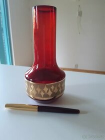 Váza červená se zlatým dekorem - 1