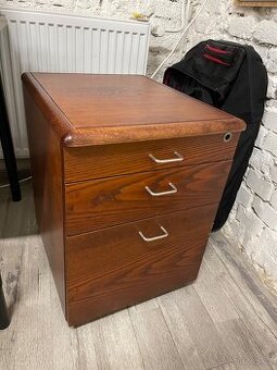 Malá dřevěná komoda se šuplíky