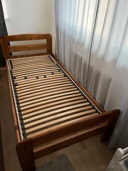 Dřevěná postel