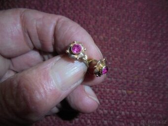 Prodám dětské náušnice s červeným kamínkem,
