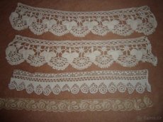 různé krajky, dečky