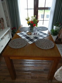 jídelní dřevěný stůl