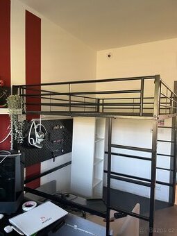 Kovová patrová postel s ochranou proti vypadnuti