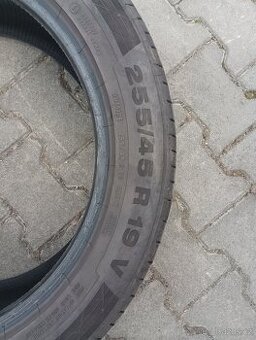255/45R19