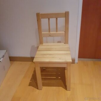 Dřevěná dětská židlička