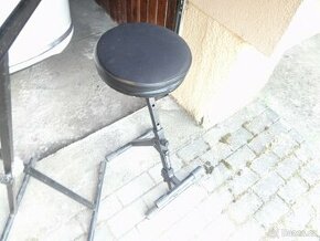 Stojany na klávesy včetně přídavných držáků na další klávesy