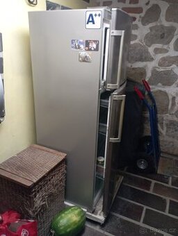 Prodám Bosch A++ ledničku s mrazákem.