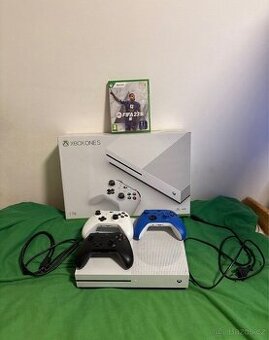 Xbox one 1Tb, ovladače a hry