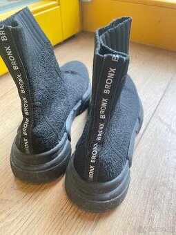 Kotníčkové moderní boty 39