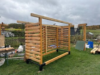 Stylový modřínový dřevník délka 3m