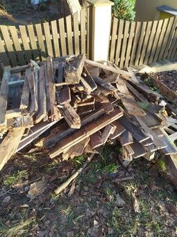 Prkna a krajinky z kůlny za odvoz na topeni