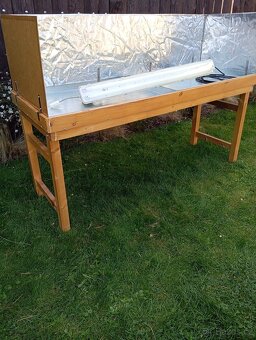 Dřevěné stoly s pěstebními tácy.