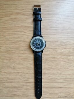 Dámské hodinky zdobené kamínky