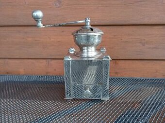 secesní mlýnek na kávu