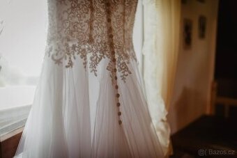 Krajkové svatební šaty
