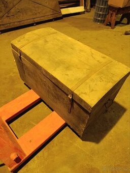 Stará truhla , lodni kufr