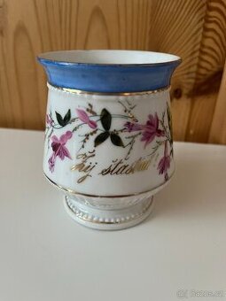 Krásný starožitný mušlák s nápisem Žij šťastně