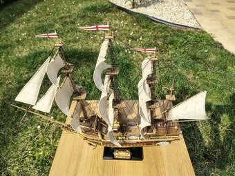 Dřevěný model lodi s truhličkou, rok výroby 1973