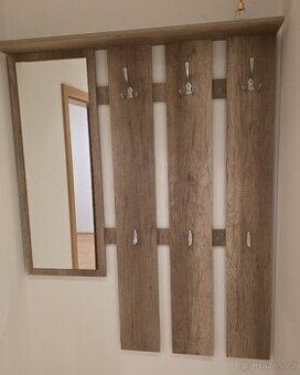 Věšák se zrcadlem