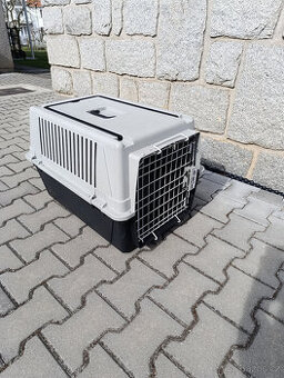 Přepravní klec pro psa.