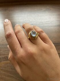 Zlatý dámský prsten s modrým kamenem