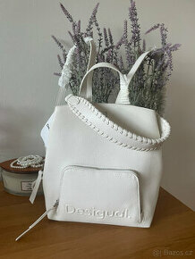 Nový bílý elegantní batoh Desigual