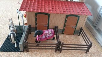 Schleich Stáj s koňmi kompletní a mycí kout pro koně