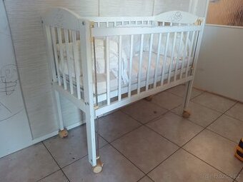 Dětská postýlka 120x60 kolečka, stahovací bok....