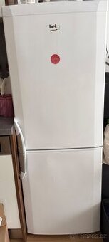 Funkční lednice s mrazákem Beco