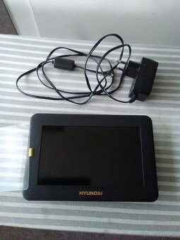 Zánovní fotorámeček Hyundai s adaptérem ale nefunkční.