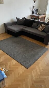 Šedý rozkládací gauč