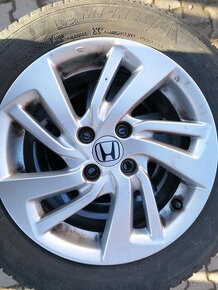 Sada zimních pneu na discích.