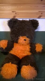 Medvěd, panenky, šašek, miminka