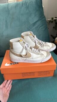 Nike Blazer mid 77 bezove vel. 40,5