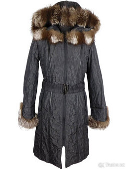 Dámský černý kabát s kapucí a pravou stříbrnou liškou INFINI
