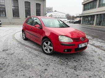 🚗 Volkswagen Golf V 1.6 benzin – 50 000 Kč