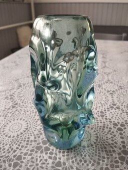 Vázička z hutního skla