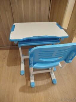 Rostoucí stůl se židlí