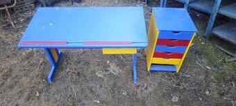 SPĚCHÁ: Daruji za odvoz dětský stůl a kontejner