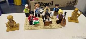 Figurky LEGO přátelé ze setu Central Perk a HP figurky.