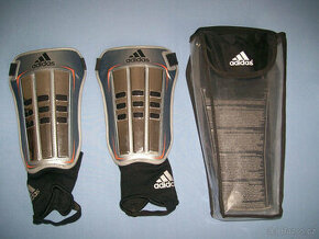 Holenní chrániče ADIDAS - vel. M (160 - 180 cm)