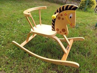 Dřevěný houpací kůň