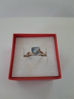 Zlatý prsten z bílého zlata, s modrým kamenem, dvěma zirkony