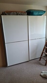 Zašupovaci šatni skříň bila