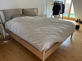 BJÖRKSNÄS postel 180×200 + 2× noční stolek – výborný stav