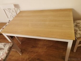Jídelní stůl se čtyřmi židlemi a podsedáky