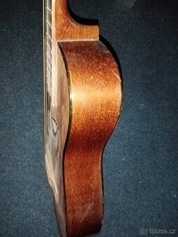 děcka kytara má dobrý zvuk. cena 200,kč