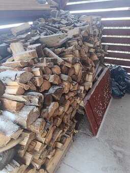 Dřevo cca 3m³. Štípané
