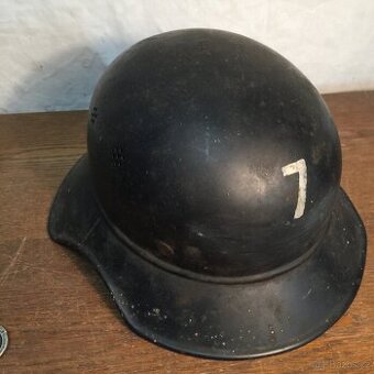 Helma německá Luftschutz 1939 značná a odznaky