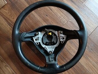 Kožený tří ramenný volant VW